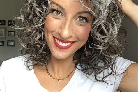 Coiffures cheveux gris femme en 20+ looks qui donnent envie